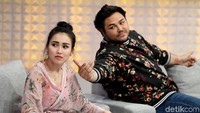 Ivan Gunawan bersama Ayu Ting Ting saat mengisi acara Brownies di Studio Trans TV, Kapten Tendean, Jakarta Selatan pada Selasa (3/10).