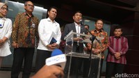 Menko Polhukam Wiranto bersama Menkominfo Rudintara, MenPAN RB Asman Abnur dan pejabat terkait memberi pernyataan pers di Gedung Kemenko Polhukam, Jakarta, Selasa (3/10).