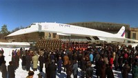 Akhirnya pada tahun 1977 concordski mulai menerbangkan penumpang. Ternyata pesawat ini amat sempit dan cenderung berisik yang memekakkan telinga. Tidak seperti concorde, concordski hanya bisa mempertahankan kecepatan supersonik dengan menggunakan afterburner seperti pesawat tempur militer (Dok. CNN Style)
