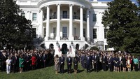 Ia bersama staff berdiri di depan gedung putih. REUTERS/Kevin Lamarque.