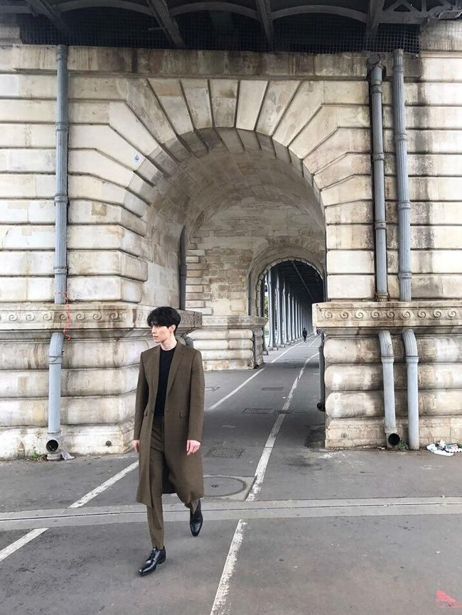 Netizen menyebut Lee Dong Wook telah menghadirkan lagi kharisma Grim Reaper, karakter malaikat maut yang diperankannya di serial drama populer Goblin. Foto: Instagram