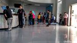 Ramai-ramai Tukar Dolar di Money Changer