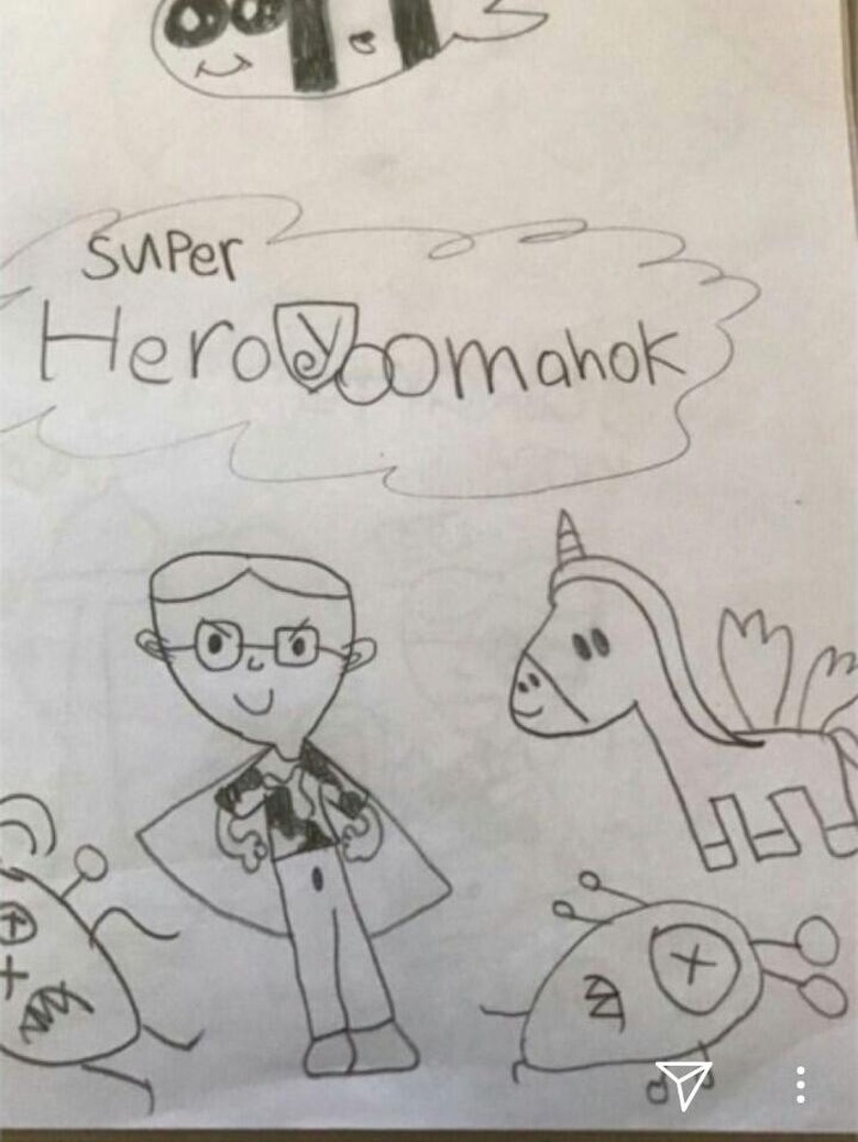 Saat Ahok Diberi Komik Superhero Oom Ahok dari Bocah SD Saat Ahok Diberi Komik Superhero Oom Ahok dari Bocah SD