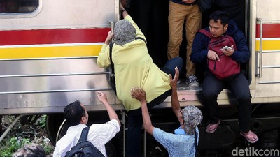 Foto: KRL Anjlok, Penumpang Terlantar di Pasar Minggu