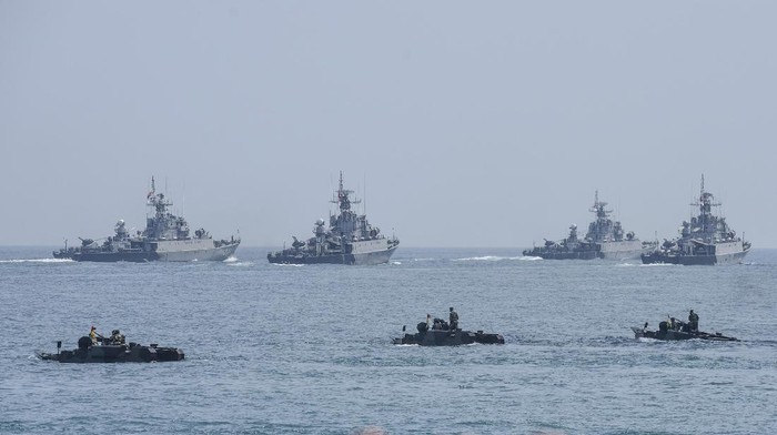 Empat kapal perang TNI AL melakukan sailing pass di perairan saat gladi bersih HUT ke-72 TNI, di Dermaga Indah Kiat Cilegon, Banten, Selasa (3/10). Peringatan HUT ke-72 TNI akan berlangsung di Dermaga Indah Kiat Cilegon, Banten pada Kamis (5/10). ANTARA FOTO/Hafidz Mubarak A/ama/17