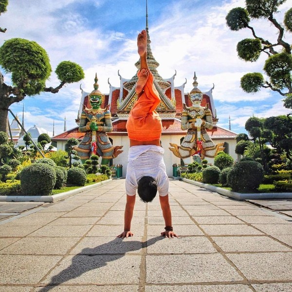 Dia seorang guru Yoga profesional yang hobi jalan-jalan dan berpose dengan gaya handstand di setiap destinasi (cetincetintas/ Instagram) Dia seorang guru Yoga profesional yang hobi jalan-jalan dan berpose dengan gaya handstand di setiap destinasi (cetincetintas/ Instagram)