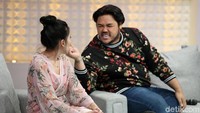 Ekspresi gemas dari presenter berusia 35 tahun itu.
