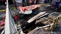Tumpukan kayu dan sampah nampak menutupi lubang yang sudah lama di gali.