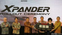 COO Mitsubishi Motor Corporation, Presiden Direktur PT Mitsubishi Motors Krama Yudha Indonesia Takao Kato, memberikan kunci mobil Xpander secara simbolis. Foto: Agung Pambudhy