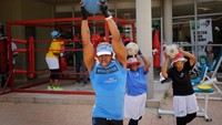 Juga ada beberapa nenek-nenek yang menggunakan medicine ball, yaitu bola yang memiliki berat tertentu yang biasanya digunakan untuk melatih kekuatan (AFP)