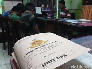 Tega Perkosa Anak di Bawah Umur, Lima Pengamen Ini Menyesal