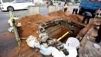 Selain mempersempit jalan, lubang tersebut juga dapat membahayakan sejumlah pengendara yang melintas.