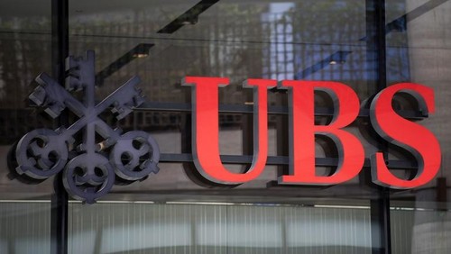 The logo of Swiss bank UBS at its headquarters in London on May 5, 2017. / AFP PHOTO / Justin TALLIS