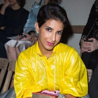 Pemimpin Redaksi Vogue Arabia Deena Aljuhani Abdulaziz di fashion show Alexander McQueen (Francois Durand/Getty Images)