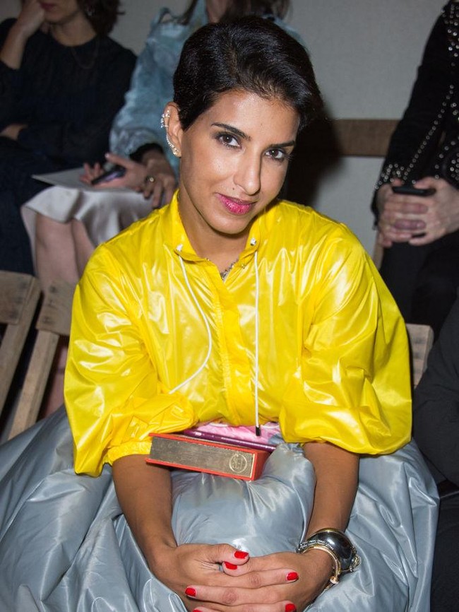 Pemimpin Redaksi Vogue Arabia Deena Aljuhani Abdulaziz di fashion show Alexander McQueen (Francois Durand/Getty Images)