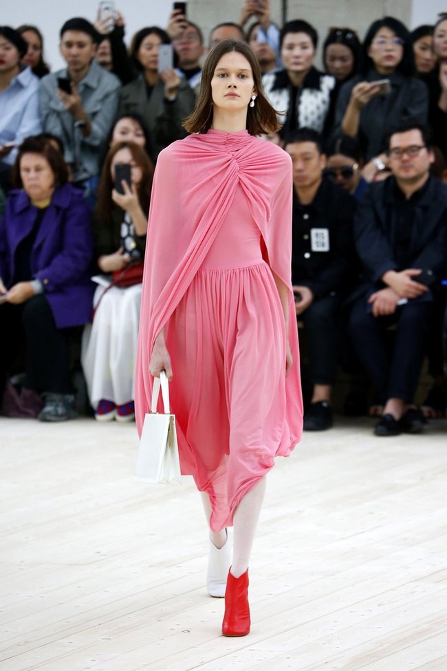 Model memakai ankle boots merah dan putih di fashion show Celine Spring 2017. Foto: Ist.