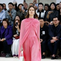 Model memakai ankle boots merah dan putih di fashion show Celine Spring 2017. Foto: Ist.