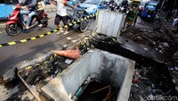 Begini penampakan salah satu galian saluran air yang tak kunjung ditutup di kawasan Jalan Raya Jatinegara Barat, Jakarta, Selasa (3/10/2017).