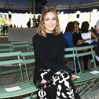 Sosialita cantik Olivia Palermo duduk di barisan terdepan fashion show Nina Ricci (Pascal Le Segretain/Getty Images)