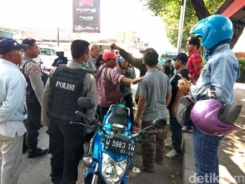 Gojek online dipaksa menurunkan penumpangnya/