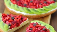 Cake yang satu ini dibentuk mirip seperti pizza. Dengan topping potongan buah strawberry, kiwi dan whipped cream terlihat enak dan menyegarkan! Foto: Istimewa