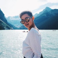 Meskipun tampil beda dengan gaya rambut dan tampilan yang fashionable ini, Gisela tetap terlihat cantik dan menawan. Foto: Instagram