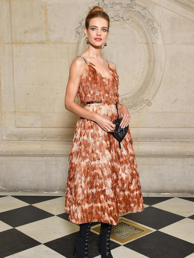 Model Natalia Vodianova dalam balutan gaun tembaga berbulu di fashion show Dior (Pascal Le Segretain/Getty Images for Dior)