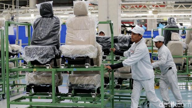 Pekerja membawa jok untuk Xpander di pabrik Mitsubishi Xpander