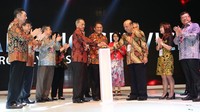 Presiden Komisaris PT Bank Central Asia Tbk (BCA) DE Setijoso, Komisaris Independen BCA sekaligus Pembina BCA Learning Service Cyrillus Harinowo, dan Menteri Komunikasi dan Informatika Rudiantara membunyikan sirine pertanda dimulainya Indonesia Knowledge Forum VI. (BCA).