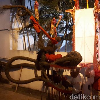 Penampakan alat peragaan dalam Tai Hang Fire Dance