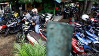Terdapat puluhan sepeda motor di lokasi tersebut.