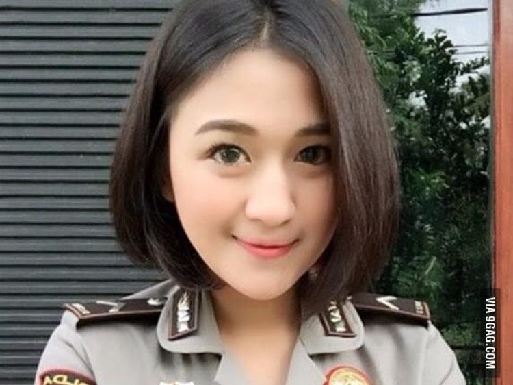 8 Potret Muthia Syahra, Polwan Cantik Viral yang Ternyata Anak Artis