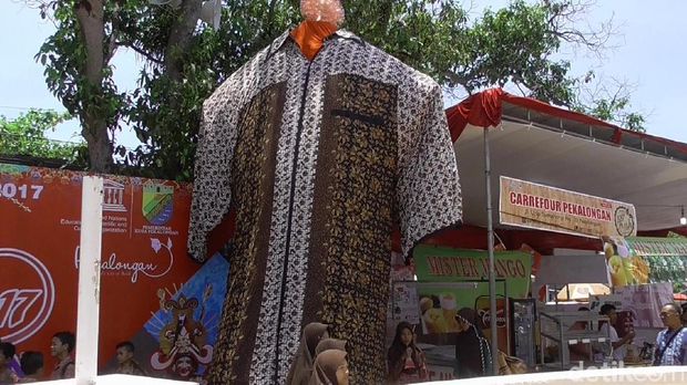 Salah satu batik raksasa di Pekalongan.