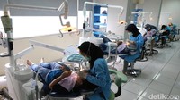 Belasan dokter gigi amabil bagian dalam kegiatan ini.