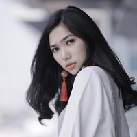 Berbicara mengenai penyanyi solo wanita bertalenta dan inspiratif, Isyana Sarasvati tentu masuk sebagai salah satunya. Sebelum jadi penyanyi pop di Indonesia, ia sempat bernyanyi opera di Singapura. Isyana juga merupakan salah satu musisi yang menulis semua lagunya sendiri. Foto: Asep Syaifullah/detikHOT