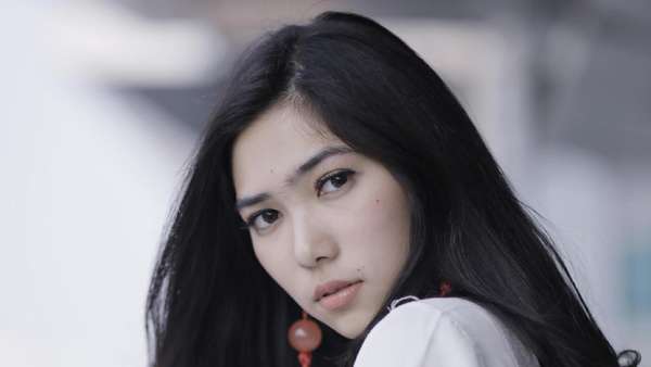 Mendengar Curhatan Isyana Sarasvati Mendengar Curhatan Isyana Sarasvati