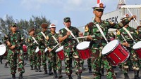 Semasa masih menjalani pendidikan militer di Akademi Angkatan Bersenjata Republik Indonesia (AKABRI), Edy Rahmayadi menjadi anggota Drum Band  AKABRI DARAT, khususnya memainkan alat genderang. Saat itu, diantara rekan-rekannya sesama Taruna AKABRI angkatan tahun 1985, orang nomor satu di jajaran Kostrad ini dipercaya menjadi Ketua Alat Genderang. Dok. Penkostrad.