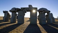 AS juga punya replika serupa dengan Stonehenge yang dikenal dengan nama Carhenge di Nebraska. Bedanya, Carhenge dibuat dari mobil bekas yang ditanam dan ditaruh bertumpukan. Intinya lebih kelihatan seperti kuburan mobil (carhenge.com)
