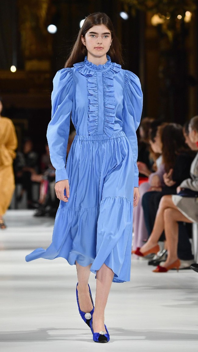 A model walks the runway during the Stella McCartney show as part of the Paris Fashion Week Womenswear Spring/Summer 2018 on October 2, 2017 in Paris, France.  (Photo by Pascal Le Segretain/Getty Images)