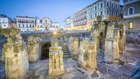 Kota Lecce berada di bagian utara Italia dan sering disebut sebagai Florence of the South. Keindahannya berada hampir di setiap sudut kota. Jalan-jalan kecil yang tenang, bangunan tua yang bergaya barok dan penduduk yang ramah menjadikan kota ini terasa sangat romantis (Thinkstock)