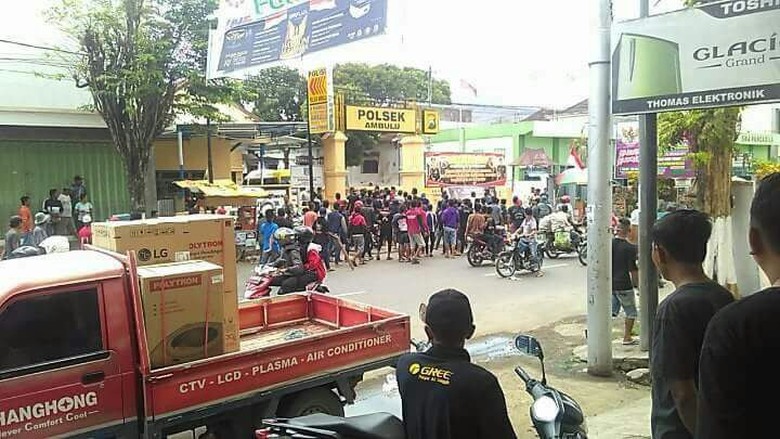 Suporter Bola Diamankan, Massa Diduga Pesilat Kepung Polsek Suporter Bola Diamankan, Massa Diduga Pesilat Kepung Polsek