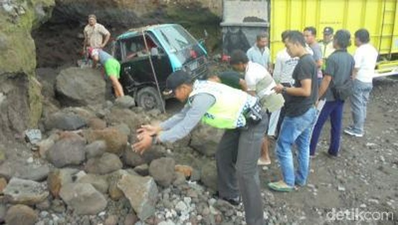 Seorang Penambang Pasir di Magelang Tewas Tertimbun Longsor Seorang Penambang Pasir di Magelang Tewas Tertimbun Longsor