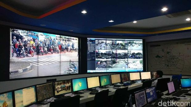 kedua aparat berwenang dalam lalu lintas kendaraan itu mulai hari ini berkolaborasi untuk melakukan pemantauan dan penindakan terhadap para pelanggar yang terpantau melalui CCTV di ATCS. 