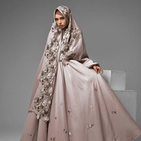 Inspirasi gaun pengantin syari kali ini coba karya dari rancangan Rya Baraba. (Dok. Instagram @rya_baraba)