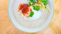 Meski hanya memakai telur dan kaldu, bubur ayam ini kental, gurih dan hangat. Ditaburi duan bawang dan daun ketumbar bikin bubur renyah enak.Foto: iStock