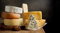 Keju yang mempunyai karbohidrat bersih rendah antara lain brie lembut atau cheddar yang tidak sampai 2 gram per 100 gram penyajian. (Foto: Thinkstock) 