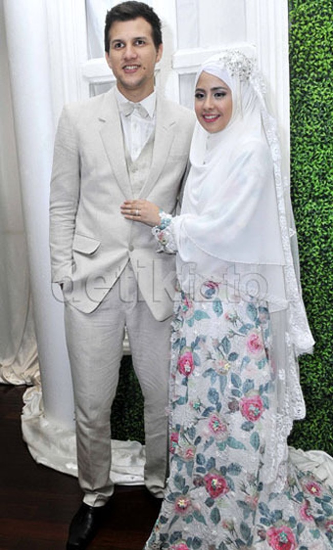 Gaun pengantin syari Risty Tagor saat menikah dengan Stuart Collin juga bisa menjadi inspirasi. (Ist.)