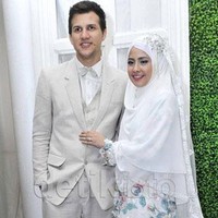 Gaun pengantin syari Risty Tagor saat menikah dengan Stuart Collin juga bisa menjadi inspirasi. (Ist.)