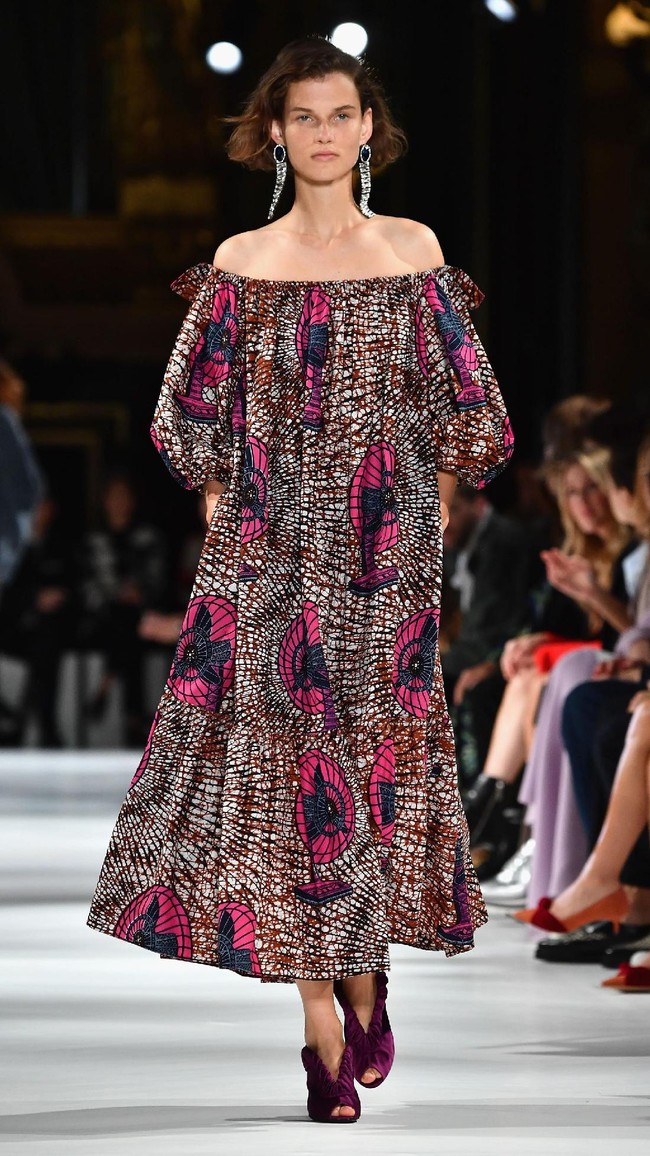 A model walks the runway during the Stella McCartney show as part of the Paris Fashion Week Womenswear Spring/Summer 2018 on October 2, 2017 in Paris, France.  (Photo by Pascal Le Segretain/Getty Images)