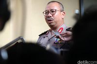 Saling Puji Amien Rais-Polisi